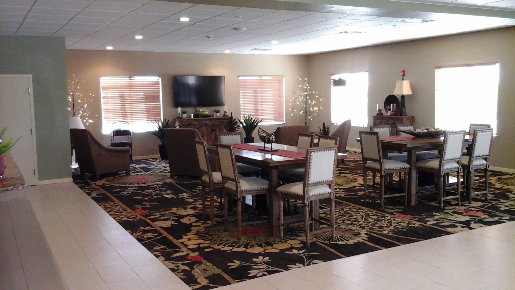 The Sagebrush Hotel breakfast and lounge area with tables and chairs